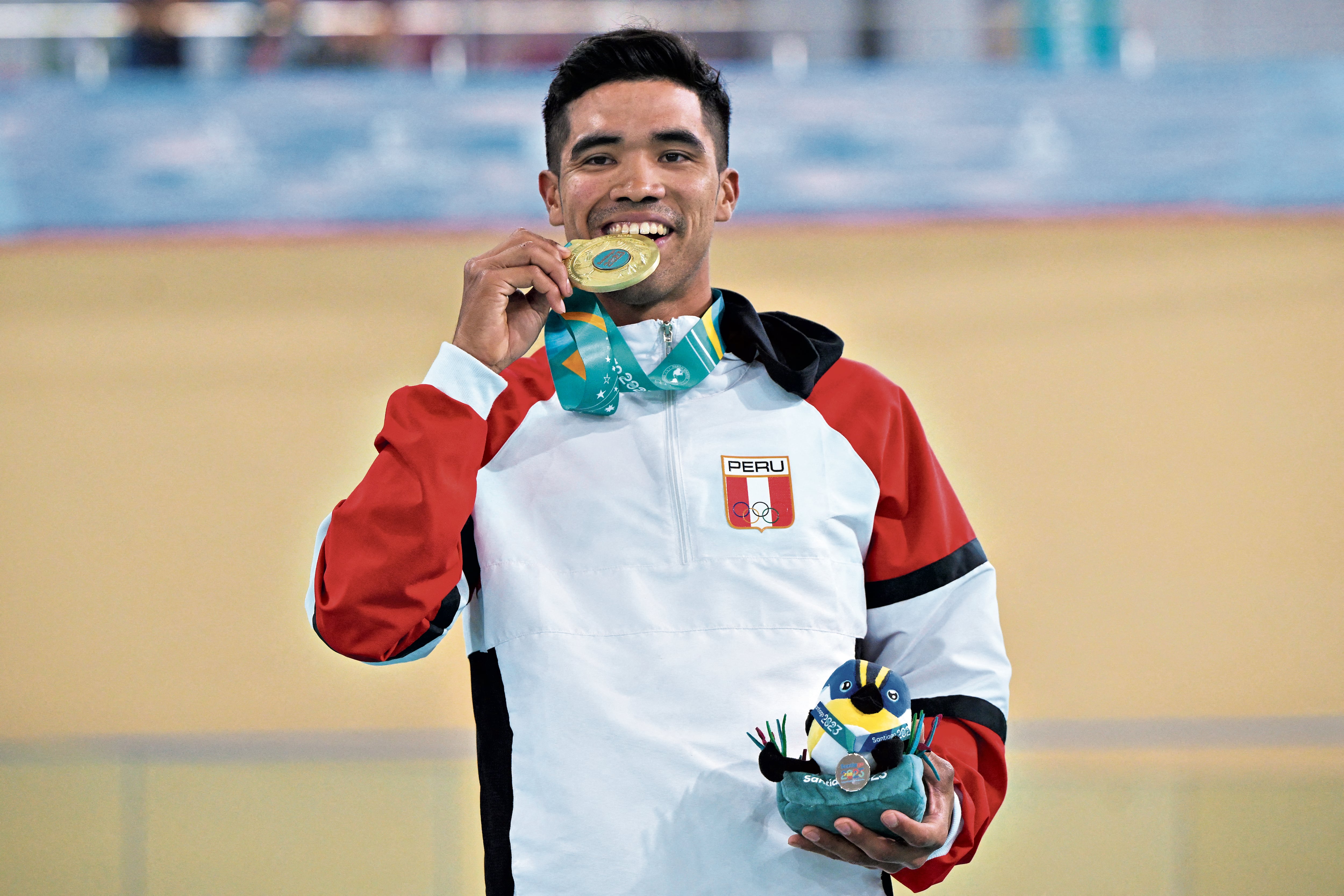 El medallista de oro en ciclismo en los Juegos Panamericanos Santiago 2023 revive su éxito en Chile, pide más apoyo del Estado y ya apunta a conseguir un cupo para los Juegos Olímpicos (Photo by ERNESTO BENAVIDES / AFP)