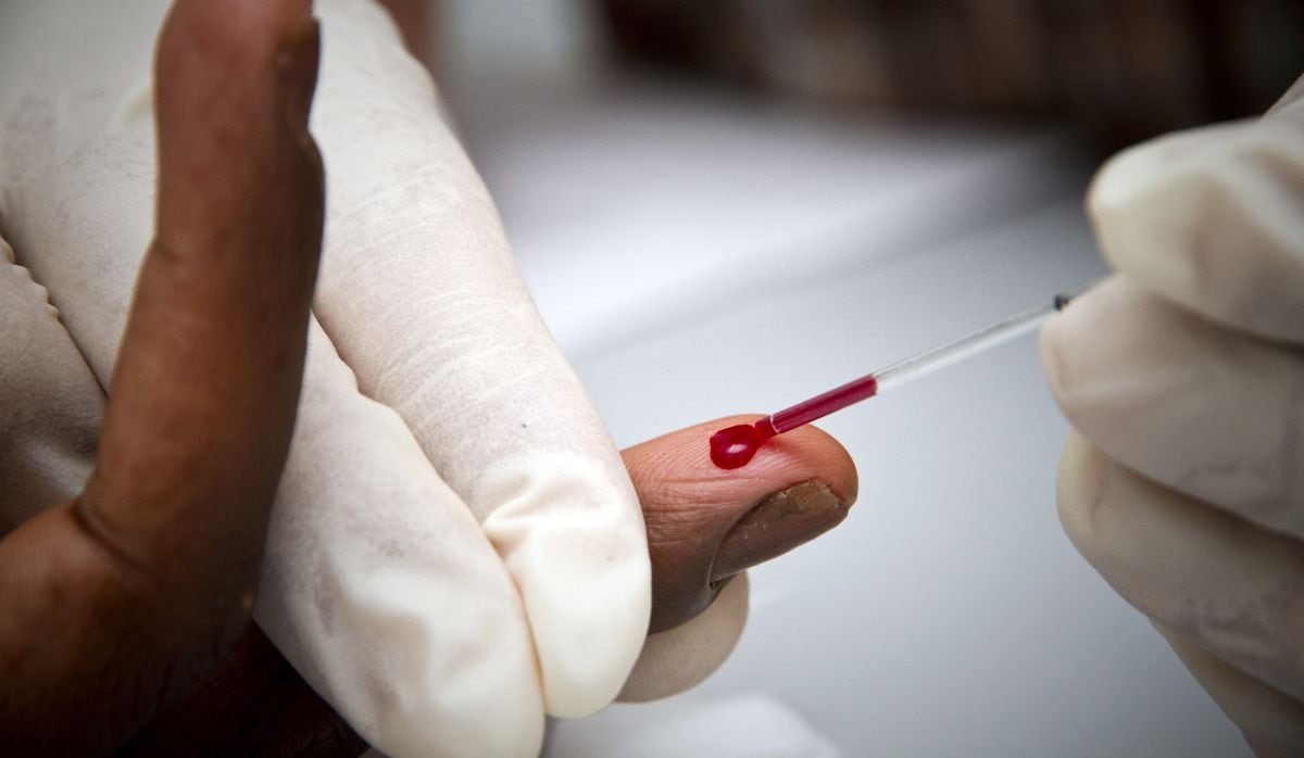 Un médico voluntario del Centro de Recepción de Atención y Orientación de Cayenne (CASOM) realiza una prueba rápida de detección del VIH el 6 de abril de 2010 en Cayenne, Guayana Francesa. (Foto de Jody AMIET / AFP)