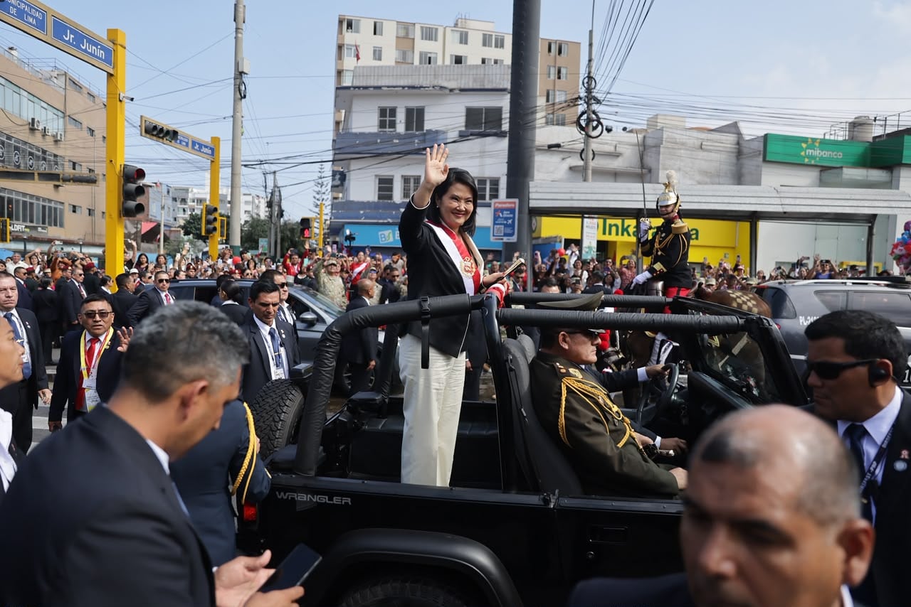 La jefa de Estado arribó a la avenida Brasil a bordo de una camioneta Jeep y se dirige al estrado de honor para presidir la ceremonia por el 29 de julio. FOTOS: Fotos: Joel Alonzo /@photo.gec