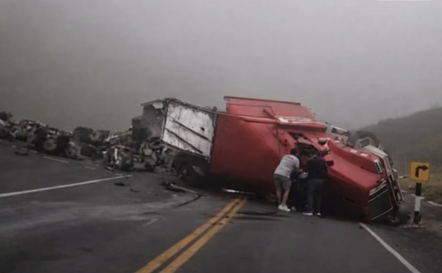 Despiste de tráiler bloquea la Panamericana Sur y deja un herido en Camaná