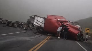Despiste de tráiler bloquea la Panamericana Sur y deja un herido en Camaná