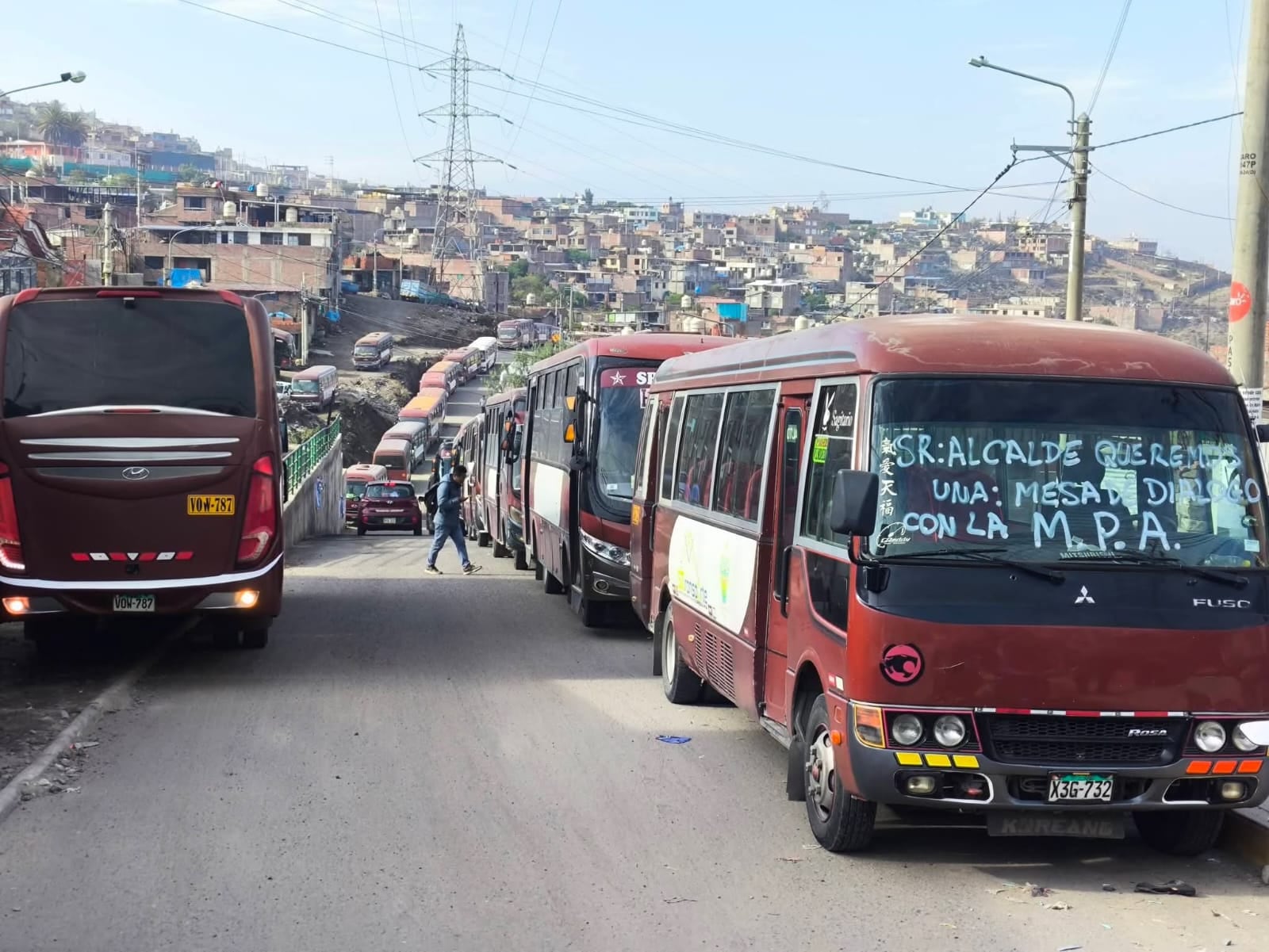Buses de AQP Masivo con los motores apagados. Foto: GEC