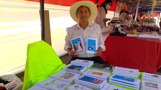 Tacna: Docente produce alrededor de 50 obras literarias con sus propios recursos