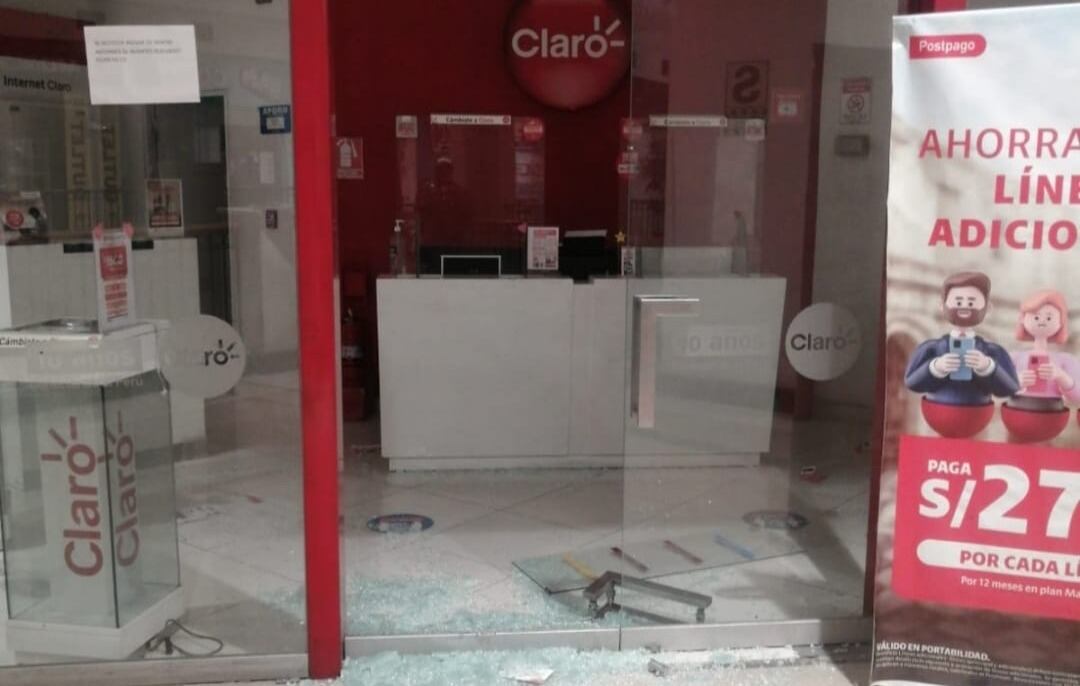 Ladrones ingresaron a la tienda Claro de Parque Lambramani. (Foto: Difusión)