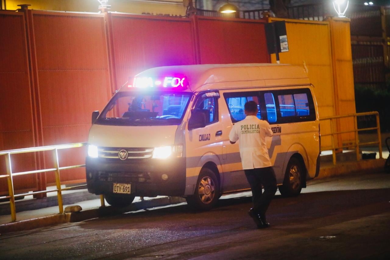 El conductor fue atacado a balazos por sujetos en motocicleta mientras realizaba su ruta. El cobrador resultó herido y permanece en UCI. (Fotos: César Grados/GEC)