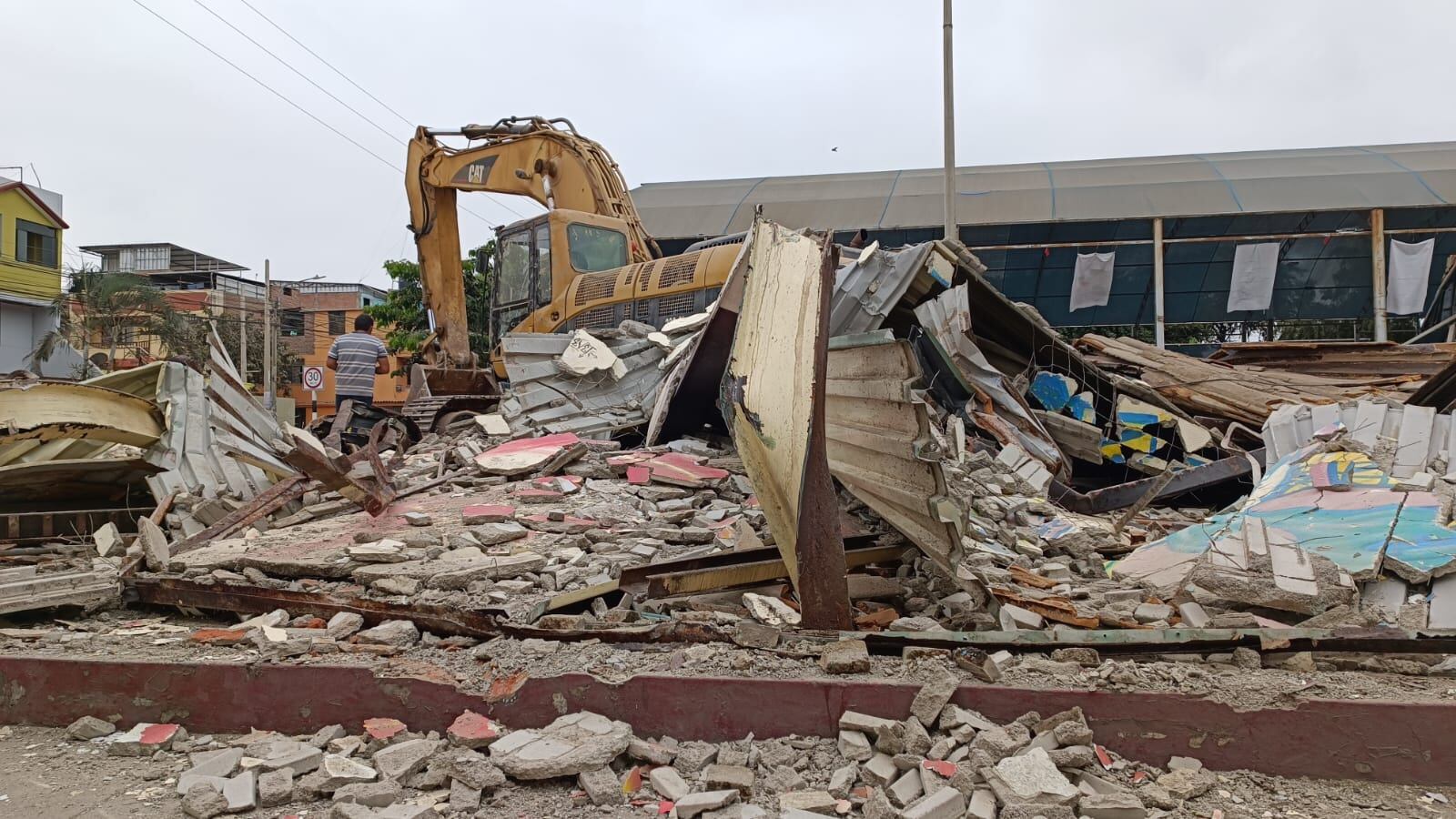 Los vecinos de la urbanización El Bosque del lugar apoyaron esta labor y chatarreros anoticiados del hecho acudieron para llevar sin pago alguno materiales de reciclaje que les pudieran servir para obtener algunos recurso.