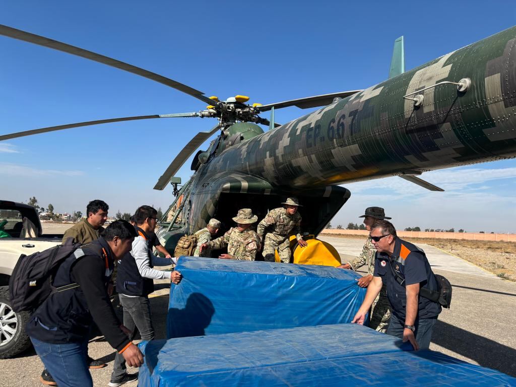 Carpas y camas entre los bienes que son transportados por el helicóptero hasta Choco. (Foto: Difusión)