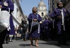 Multitud de devotos acompaña la procesión del Señor de los Milagros en el Centro de Lima