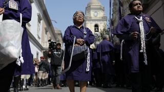 Multitud de devotos acompaña la procesión del Señor de los Milagros en el Centro de Lima