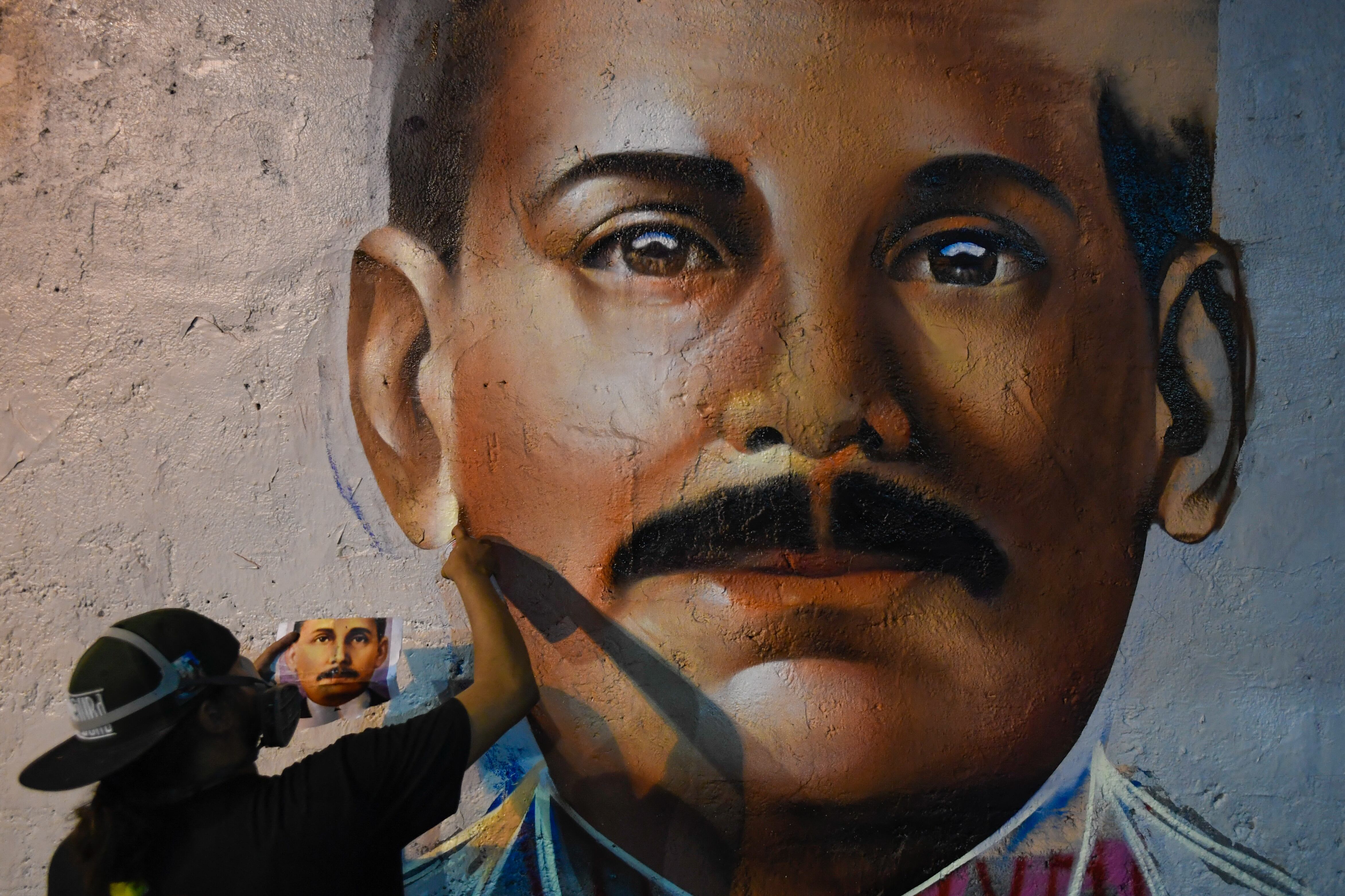 Desde su hospitalización en Roma, el papa Francisco firmó el decreto que convierte al beato José Gregorio Hernández en el primer santo venezolano. Conocido como el “Médico de los pobres”, su legado de fe y servicio ha sido reconocido por el Vaticano. (Foto de Federico PARRA / AFP)