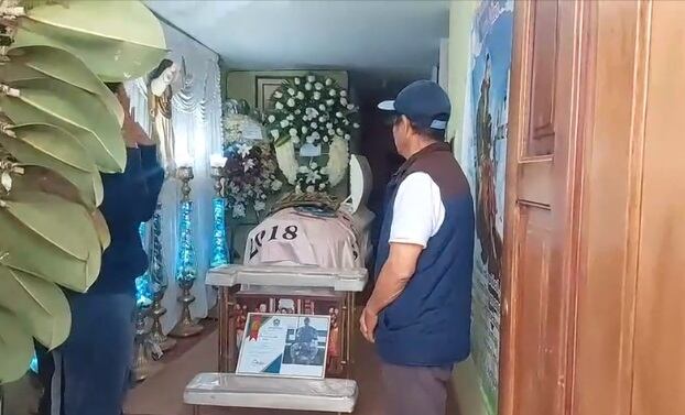 Progenitores, amigos y vecinos velan los restos de Alexander Casas Chica (22) en su casa del distrito de La Esperanza. Ellos piden a las autoridades atrapar a los autores de la masacre y que el crimen no quede impune.