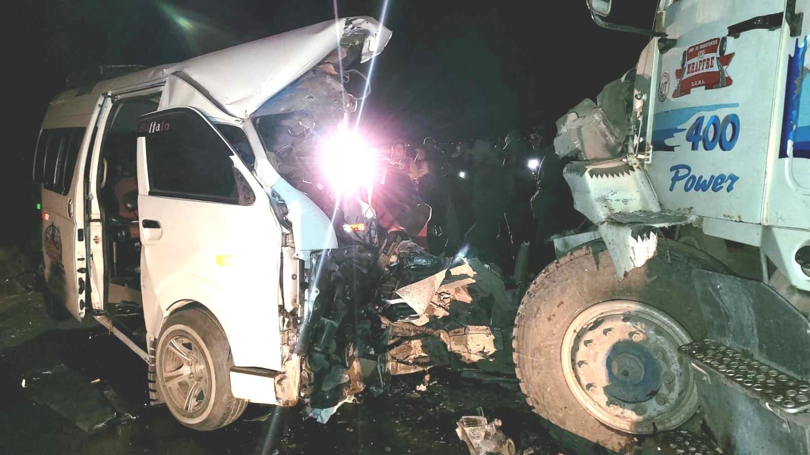 Chofer de combi quedó atrapado entre los fierros retorcido, lo sacaron con vida, pero, luego murió. Foto/Difusión.