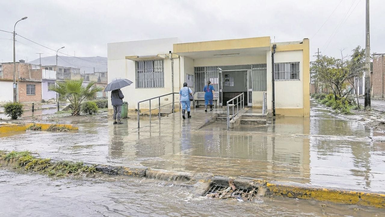 REDES ha identificado que 262 de las 315 postas médicas y centros de salud de La Libertad se encuentran en distritos declarados en estado de emergencia por el fenómeno El Niño. Este escenario podría afectar la capacidad de respuesta sanitaria, la continuidad de tratamientos médicos y generar gastos al paciente.