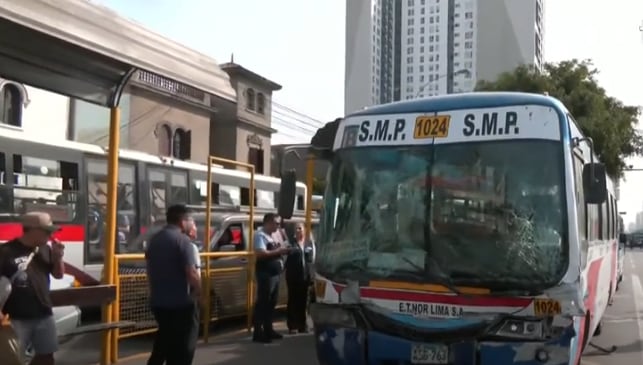 El accidente ocurrió en la mañana y movilizó a equipos de emergencia del Ministerio de Salud y bomberos. (Imágenes de TV Perú)