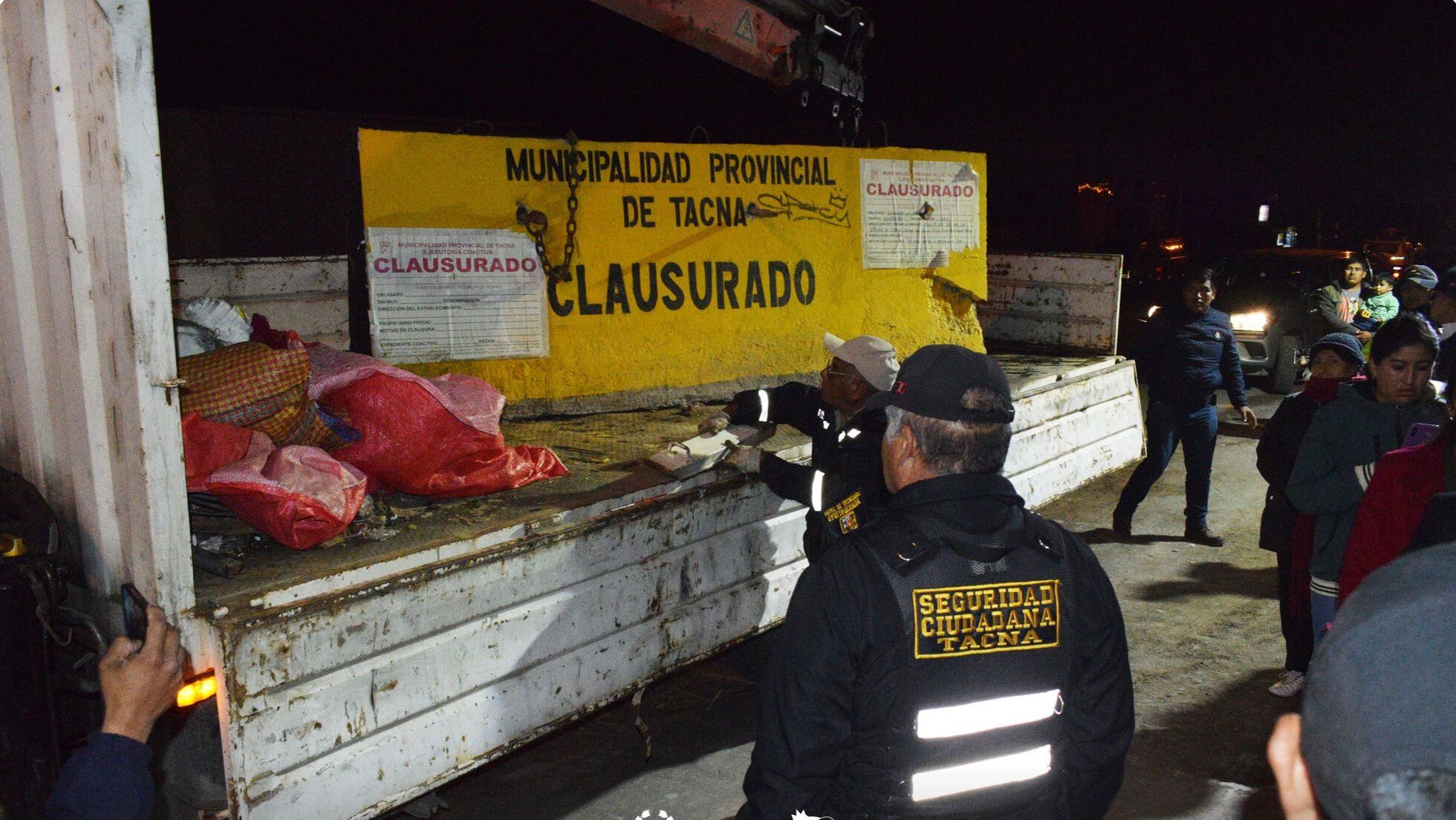 Funcionarios ediles llevaron bloques de cemento para impedir el acceso al local. (Foto: Difusión)