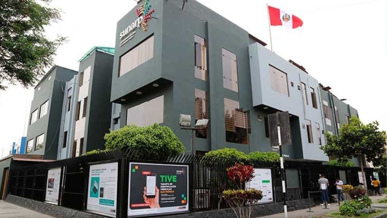 Según informe de control específico, dos proveedores no cumplieron con plazos y producto no fue revisado por especialistas.