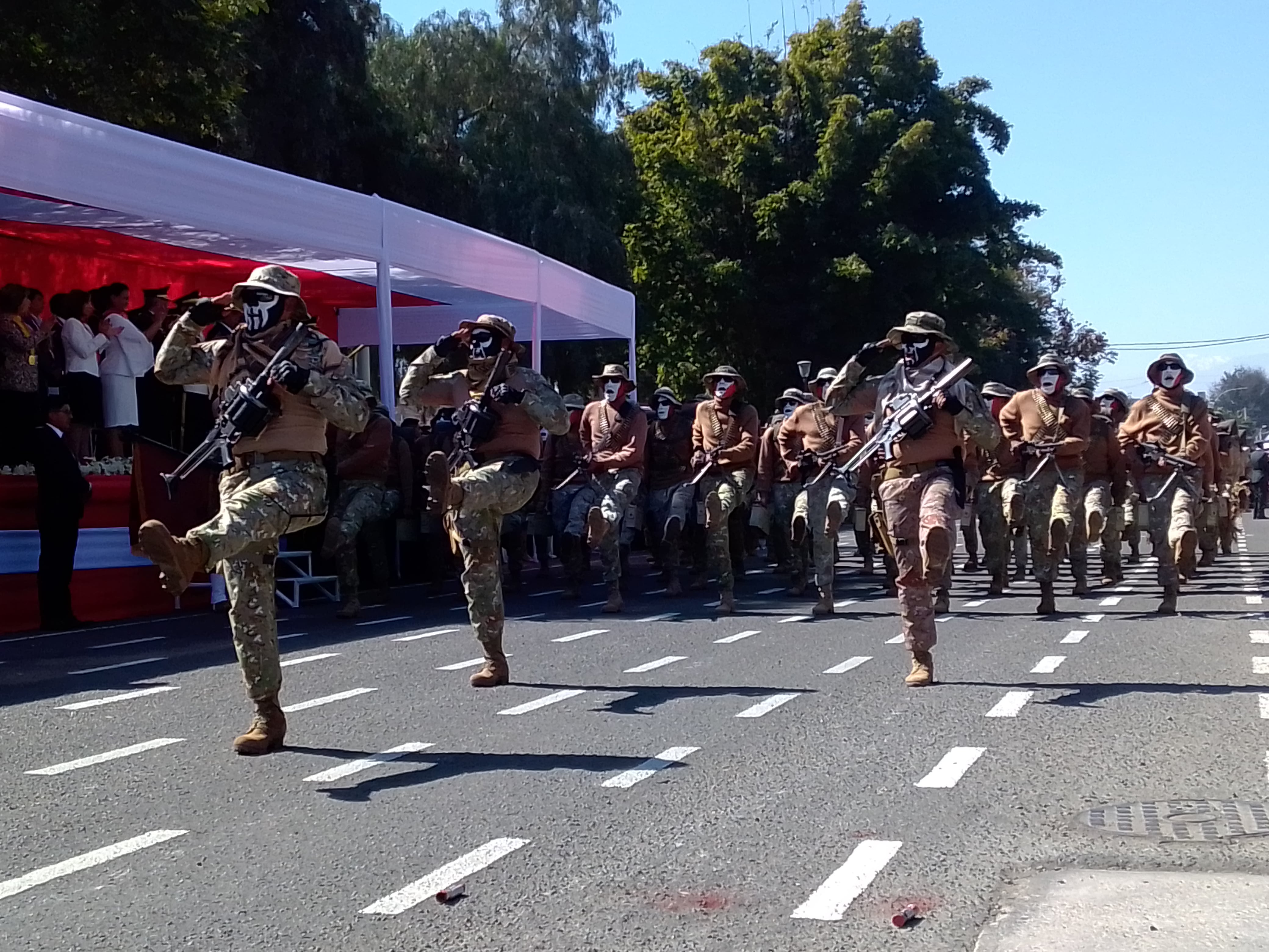 Miembros de fuerzas especiales de la 3ra Brigada de Caballería portando lanzagranadas y ametralladoras imponen marcialidad en la avenida Grau. (Foto: Adrian Apaza)