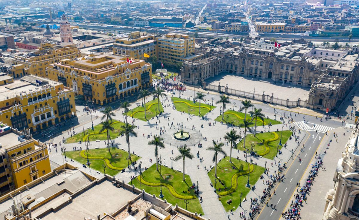 Las iglesias, palacios, museos y las calles logran remontar a sus visitantes a la época del virreinato. El Centro Histórico de Lima fue declarado Patrimonio Cultural de la Humanidad. Al rededor hay restaurantes donde puedes degustar lo mejor de la gastronomía peruana. También, puedes comprar un souvenirs en las tiendas de artesanía o entrar a las maravillosas iglesias. (Foto: Shutterstock)