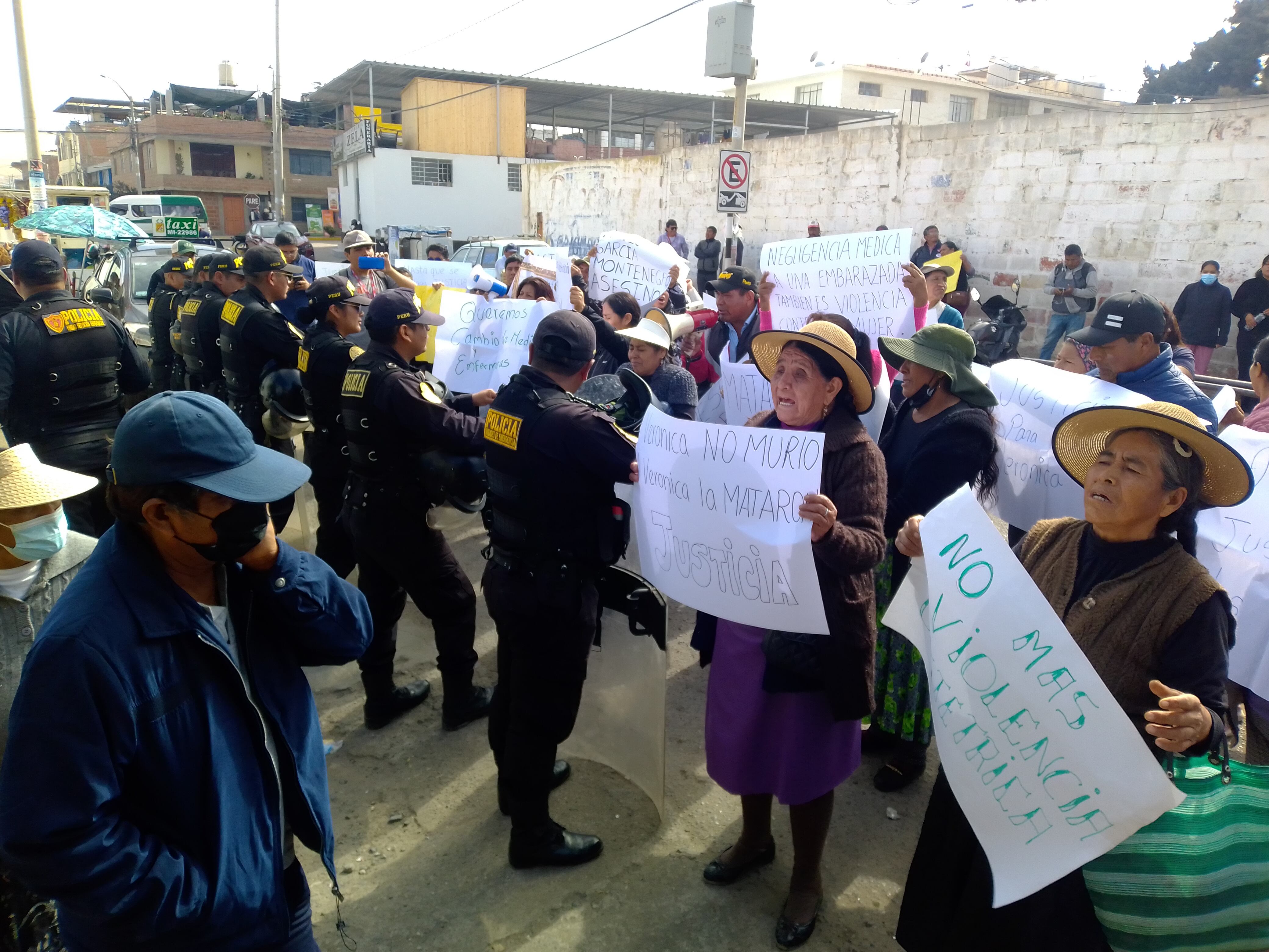 Familiares de la fallecida Verónica Mamani Chana protestaron en el frontis de la hospital regional Hipólito Unanue en Tacna. (Foto: GEC)