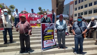 Exaportantes de la ONP y del Fonavi se encadenan en el Centro Cívico de Tacna