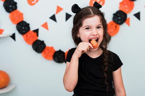 Dulces suaves vs dulces duros: especialistas explican cuáles cuidan mejor los dientes de los niños en Halloween