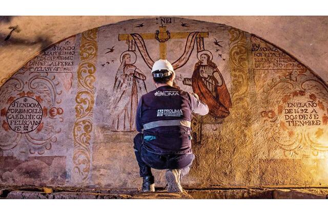La cripta del templo alberga murales de la crucifixión.