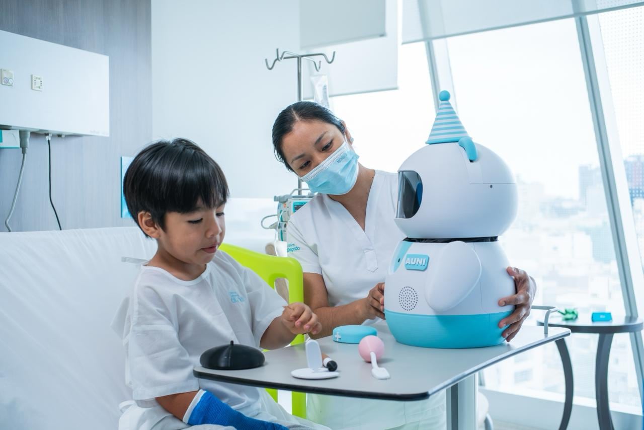 El robot interactivo utiliza inteligencia artificial para conversar con pacientes pediátricos, explicar términos médicos de manera sencilla y acompañarlos antes de determinados procedimientos.