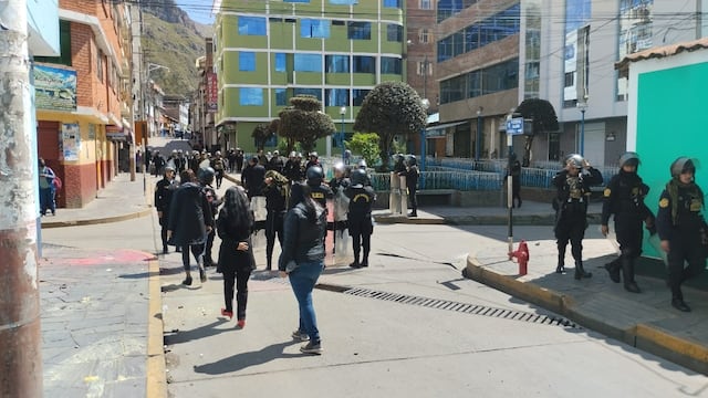 Marcha de protesta acaba en enfrentamiento entre estudiantes y policías en Huancavelica