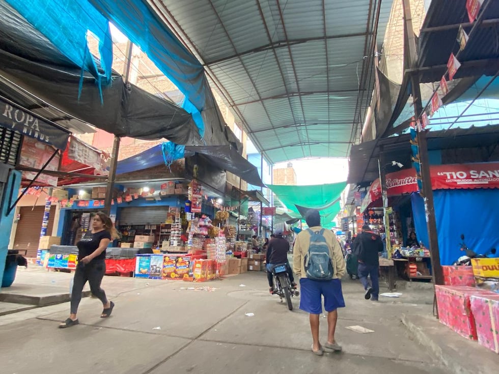 Un grupo de comerciantes optó por abrir sus puestos de venta.