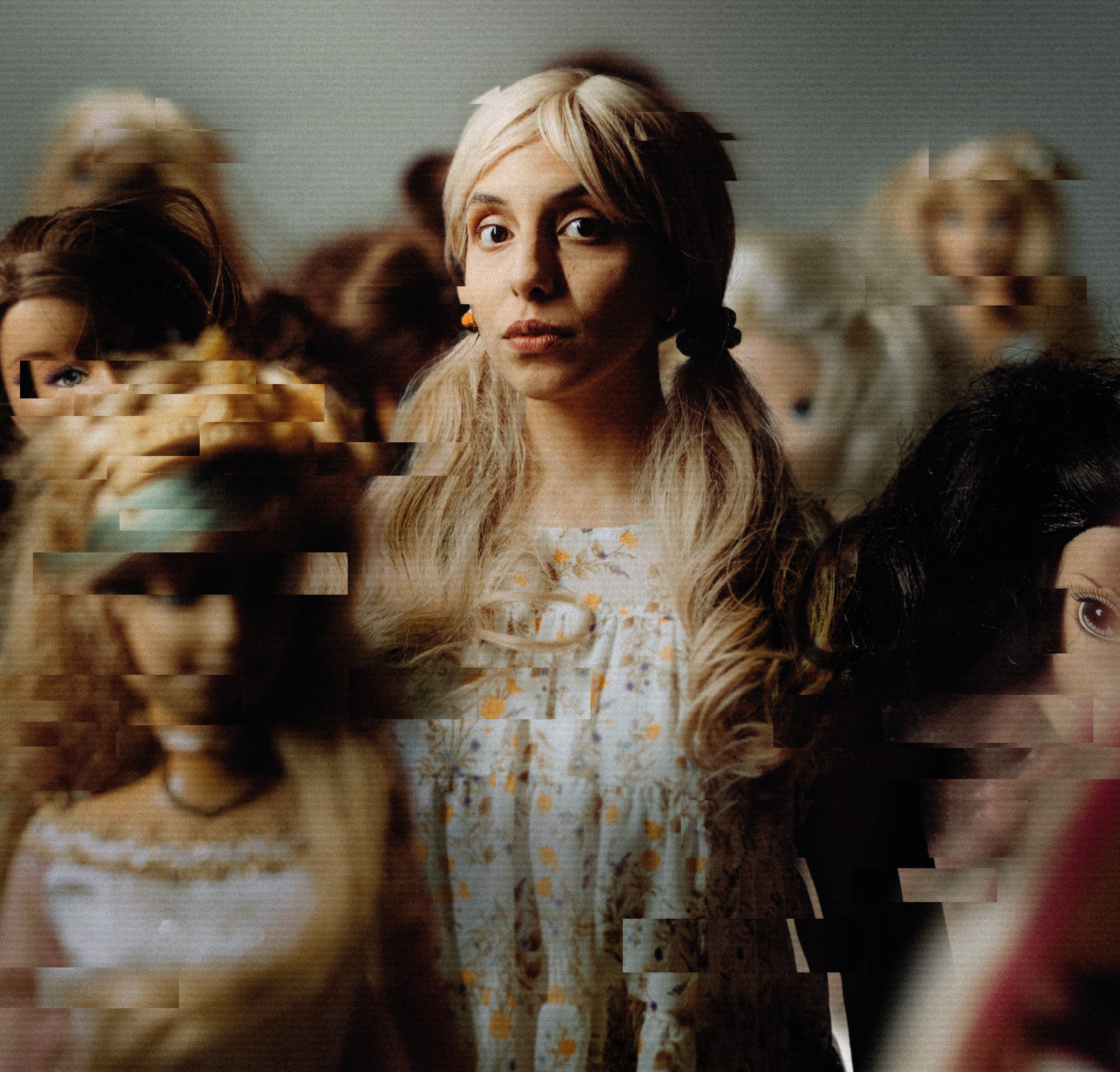 Fernanda Mía Chávez presenta en el Festival Saliendo de la Caja PUCP; el unipersonal :"Siempre nunca jamás: o una muñeca de nadie jugando sola,