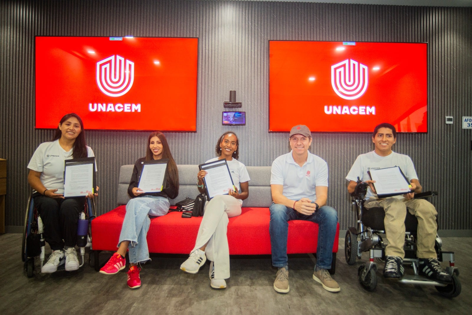 Pilar Jaúregui, Kimberly García, Mafer Reyes, Ivo Saona, Asuntos Públicos y Comunicación UNACEM Perú; y Rodrigo Santillán. (Foto: Difusión)
