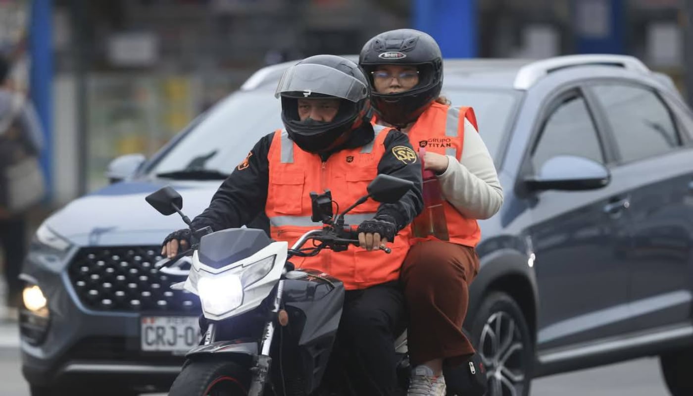 Mediante la Resolución Directoral 0012-2025-MTC/18, publicada en una edición extraordinaria del Diario Oficial El Peruano, se establece que el uso obligatorio del chaleco solo regirá en Lima y Callao.