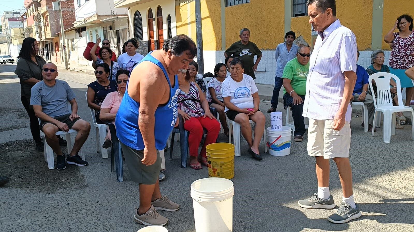 Los vecinos sufren a diario por la falta de agua potable y exigen a la EPS Grau solucionar el problema de inmediato.