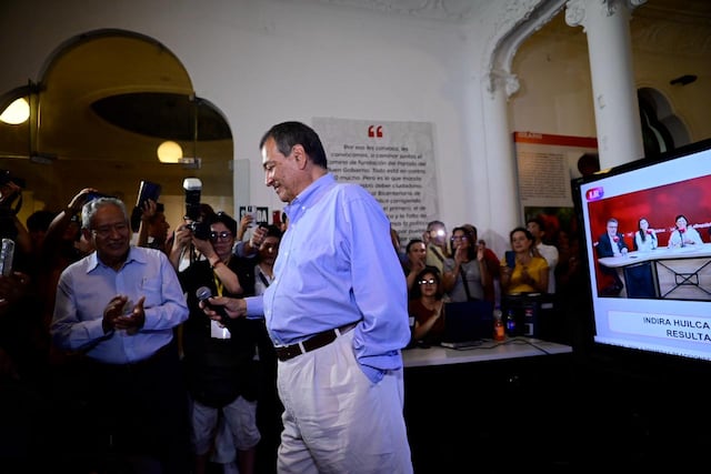 El candidato por partido "Buen Gobierno", Jorge nieto, recibió el flash electoral en su local en el centro de Lima. (Fotos: Paloma del Solar /@photo.gec)