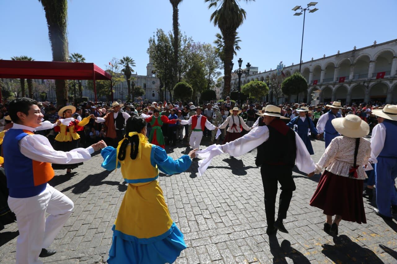 De esta manera se empezaron los festejos por el aniversario de Arequipa. (Foto: Leonardo Cuito)