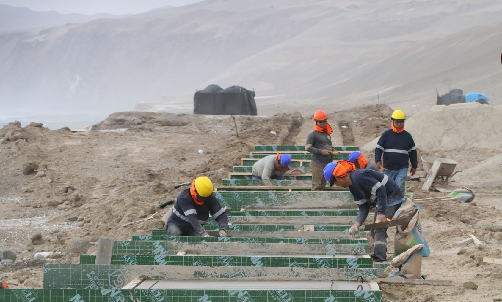 Chaparra construye mirador peatonal de 120 metros frente al mar en Arequipa