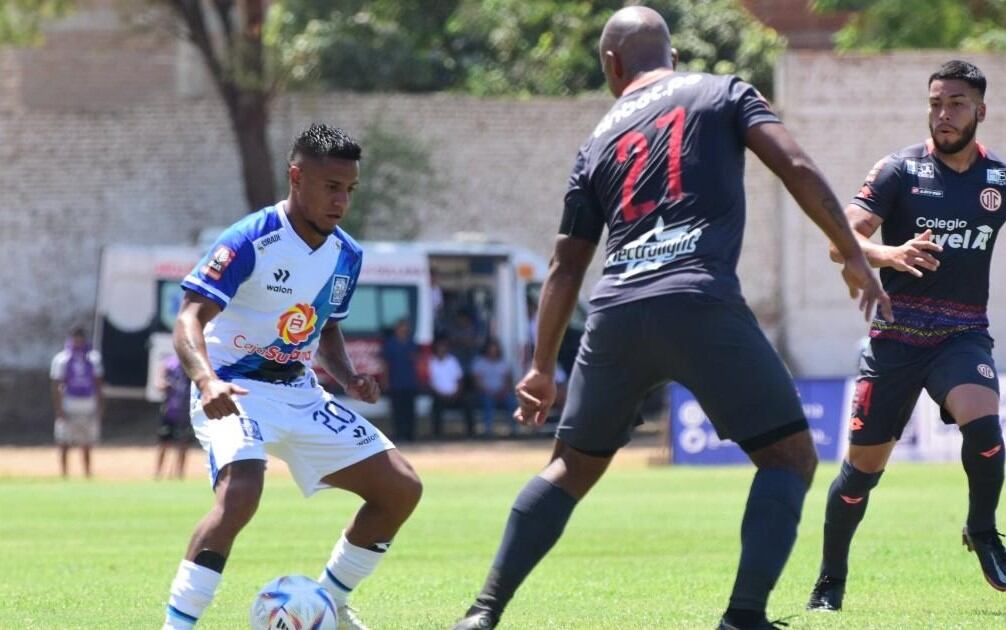 Jugador "Churre" contento con los 3 puntos conseguidos a costa del UTC de Cajamarca.