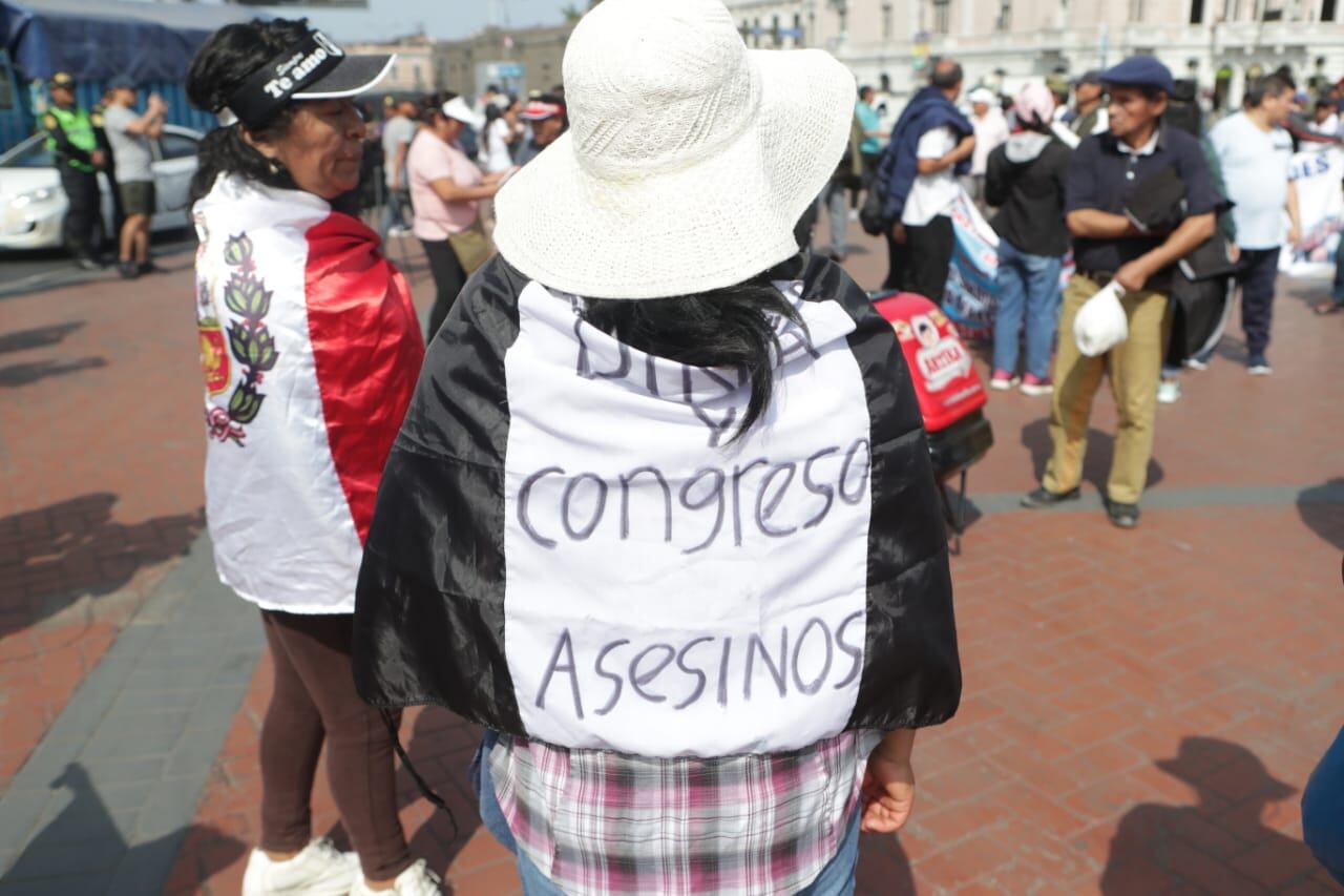 Lima, Miércoles 19 de Julio del 2023. Grupo de manifestantes marchan de plaza San Martin para concentrarse en la plaza Dos de Mayo en el día de la toma de Lima. (Foto: Alessandro Currarino / @photo.gec)