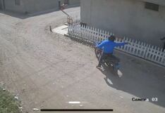 Trujillo: Motociclista armado asaltó a transeúnte en el distrito de Huanchaco (VIDEO)