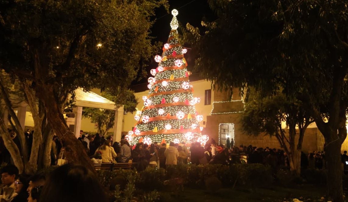 La plazoleta Nazarenas fue escenario de estampa navideña. Árbol de 10 metros de altura con detalles andinos y ornamentos de artesanía original cusqueña fue encendido.