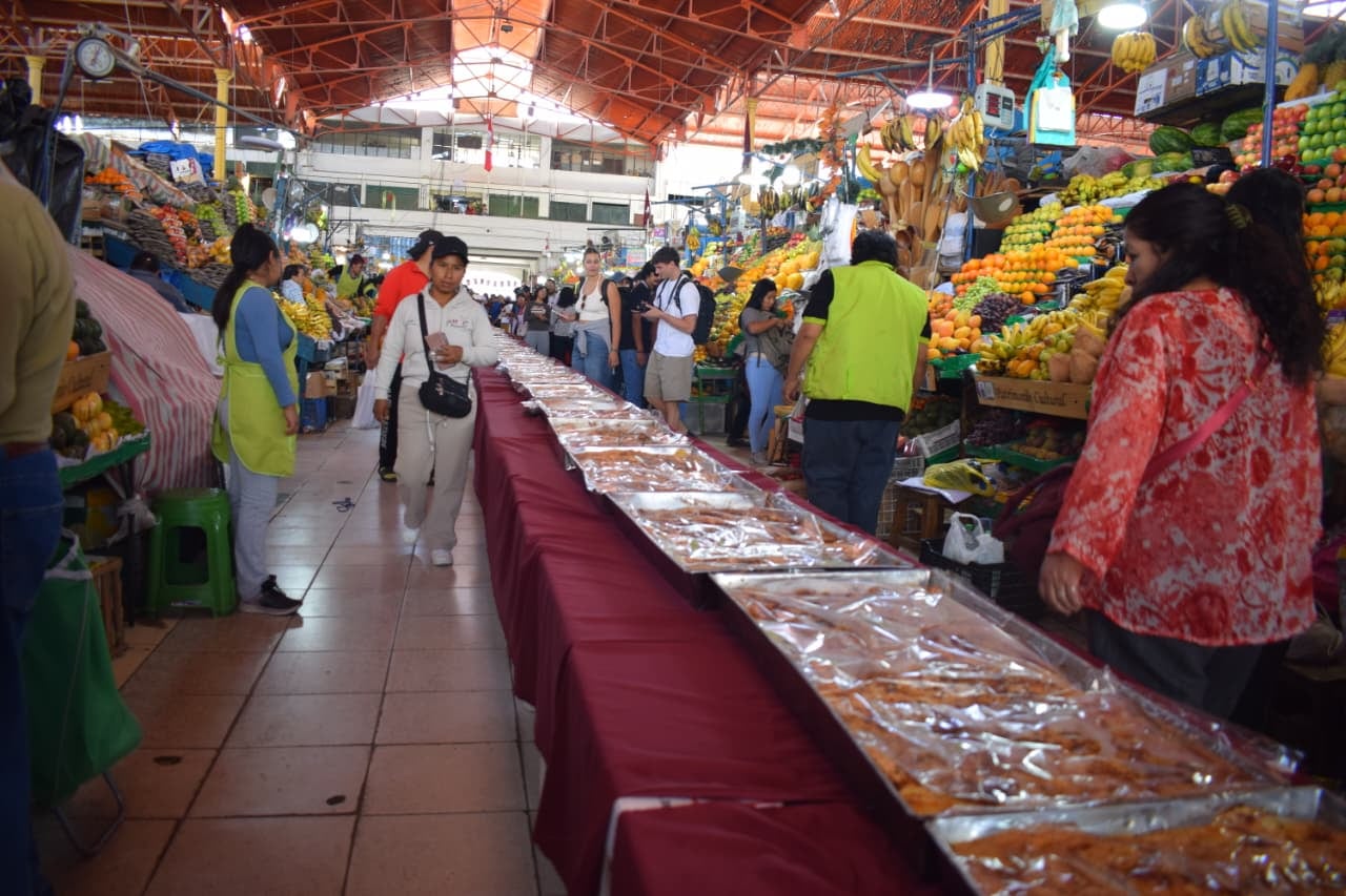 Pastel de papa gigante en el mercado San Camilo, en Arequipa. (Foto: Flor Barrios/@photo.gec)