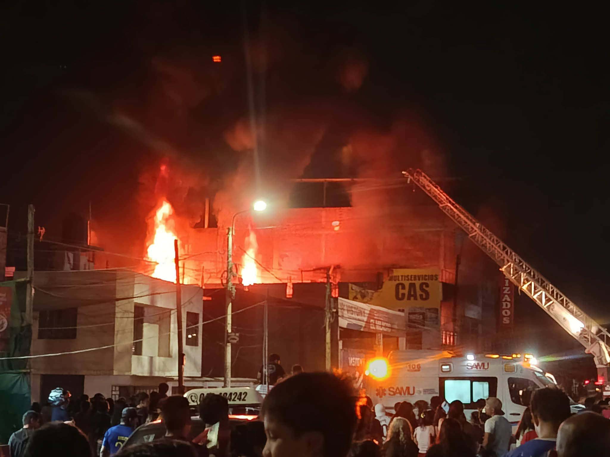 No se han reportado daños personales; noobstante, se estima que las pérdidas materiales en el comercio de pinturas son cuantiosas. Foto: Agenda.pe.
