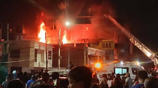 Trujillo: Incendio consume un local de venta de pinturas para autos en Huanchaco