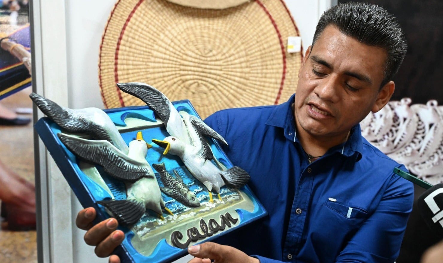 Artista colaneño Paúl Ayala expuso tallado de madera de arte religioso y turístico.