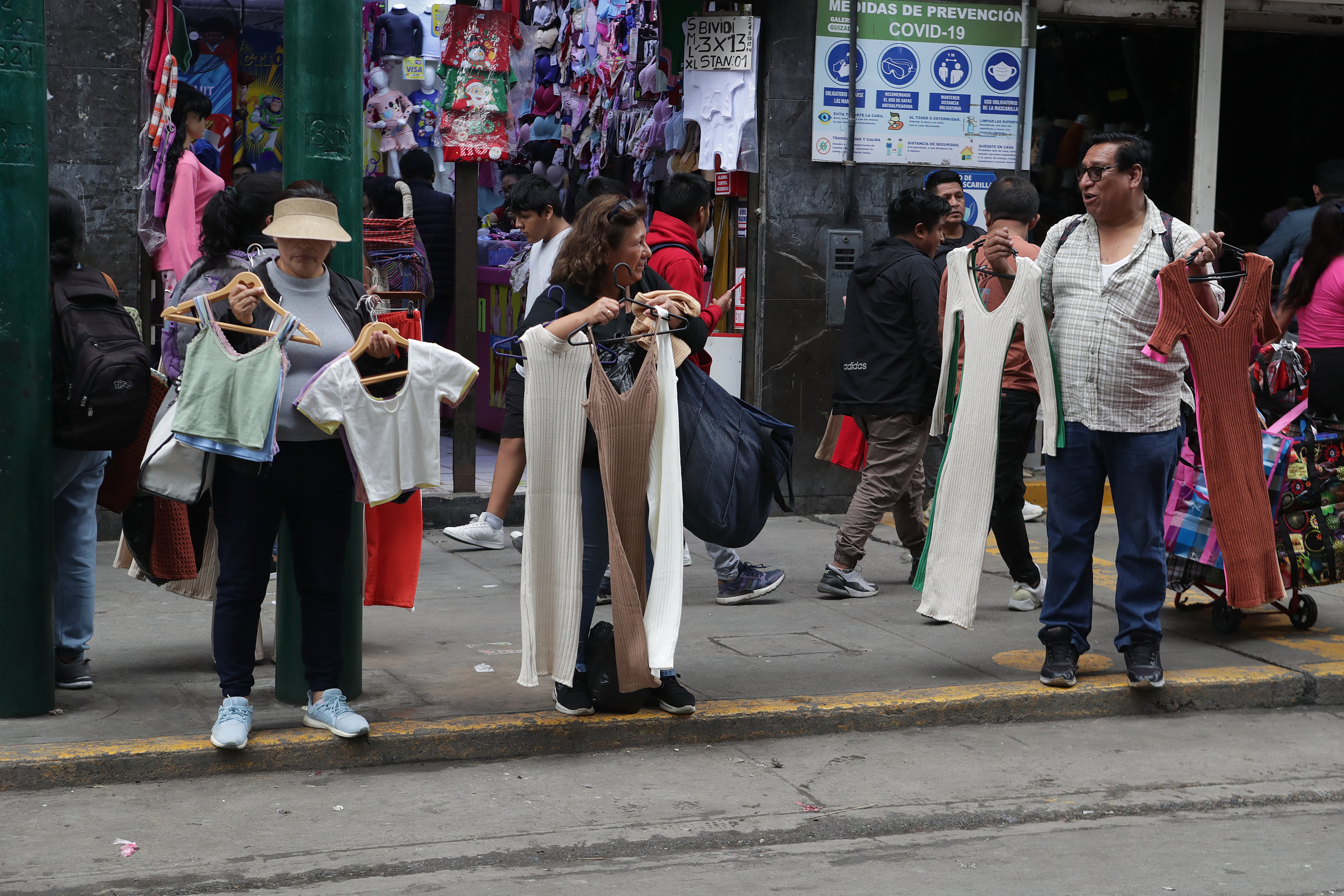 La falta de un empleo formal empuja a miles de personas a buscar diferentes actividades para generar ingresos que les permita dar el sustento a sus familias. FOTOS: ALESSANDRO CURRARINO / EL COMERCIO