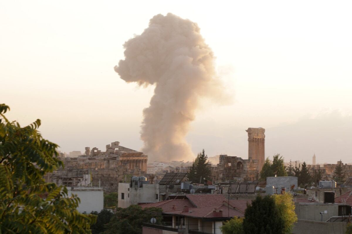 Columnas de humo se elevan desde el lugar de un ataque aéreo israelí en la ciudad libanesa de Baalbeck, en el valle de Bekaa, el 23 de septiembre de 2024. (Foto de Nidal SOLH / AFP)