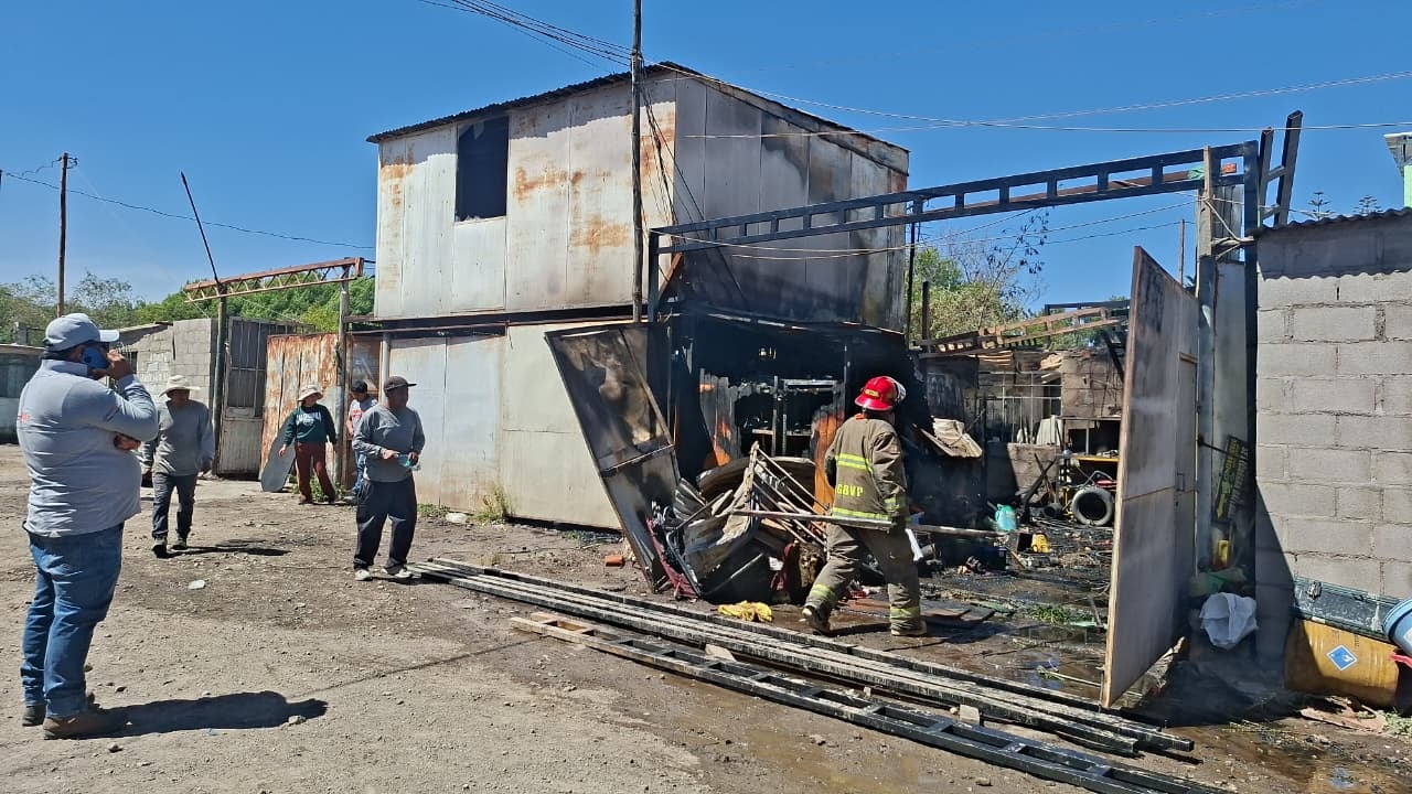 Incendio en taller de planchado de vehículos en Arequipa
