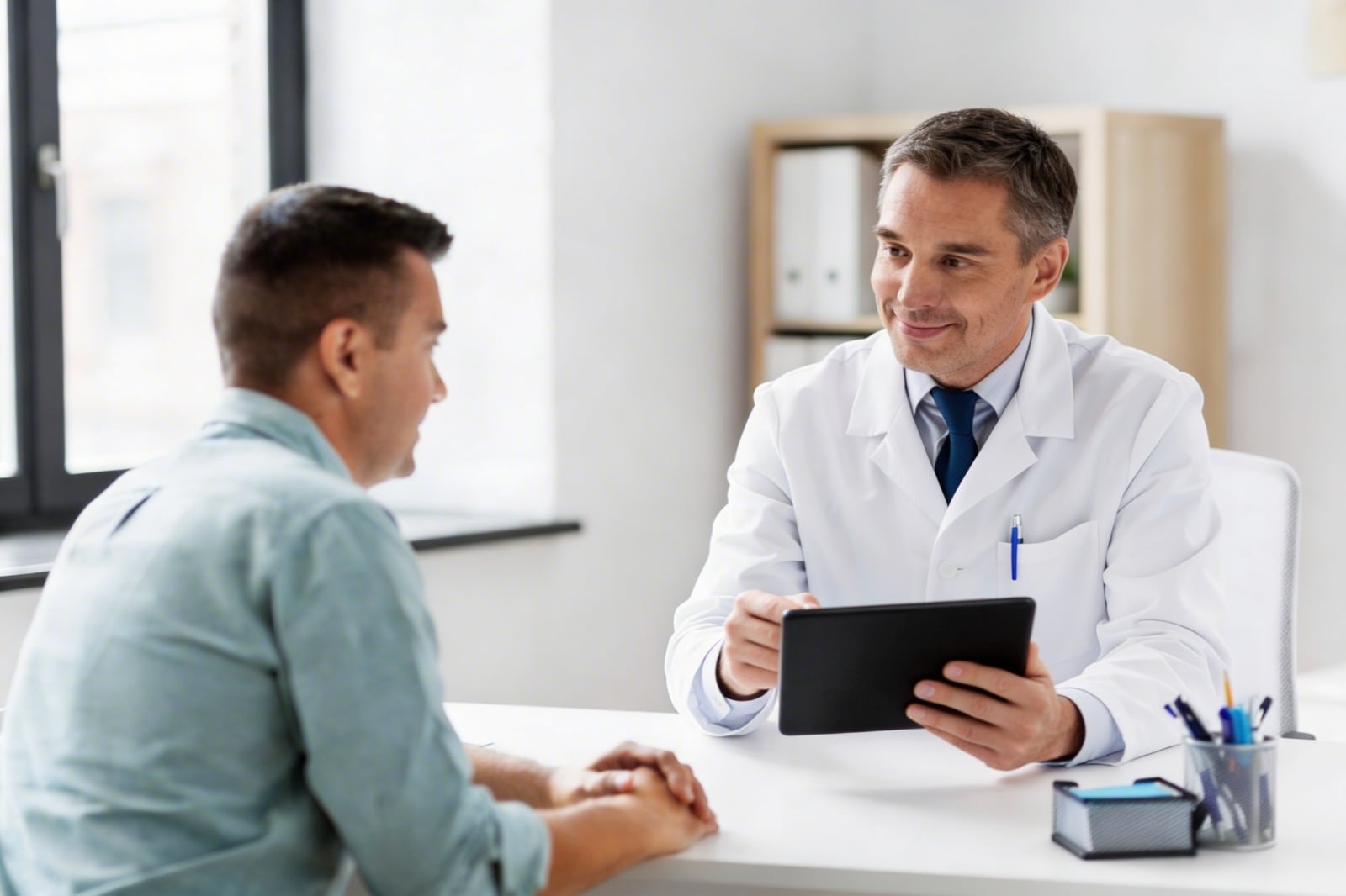 Aunque comparten síntomas como distensión y dolor abdominal, el colon irritable y el SIBO son enfermedades distintas que requieren diagnósticos y tratamientos diferentes.