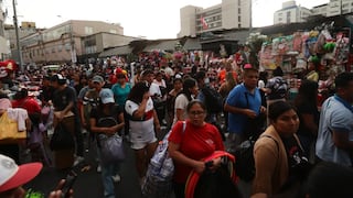 Cientos de personas concurren a Mesa Redonda para realizar compras navideñas (FOTOS)