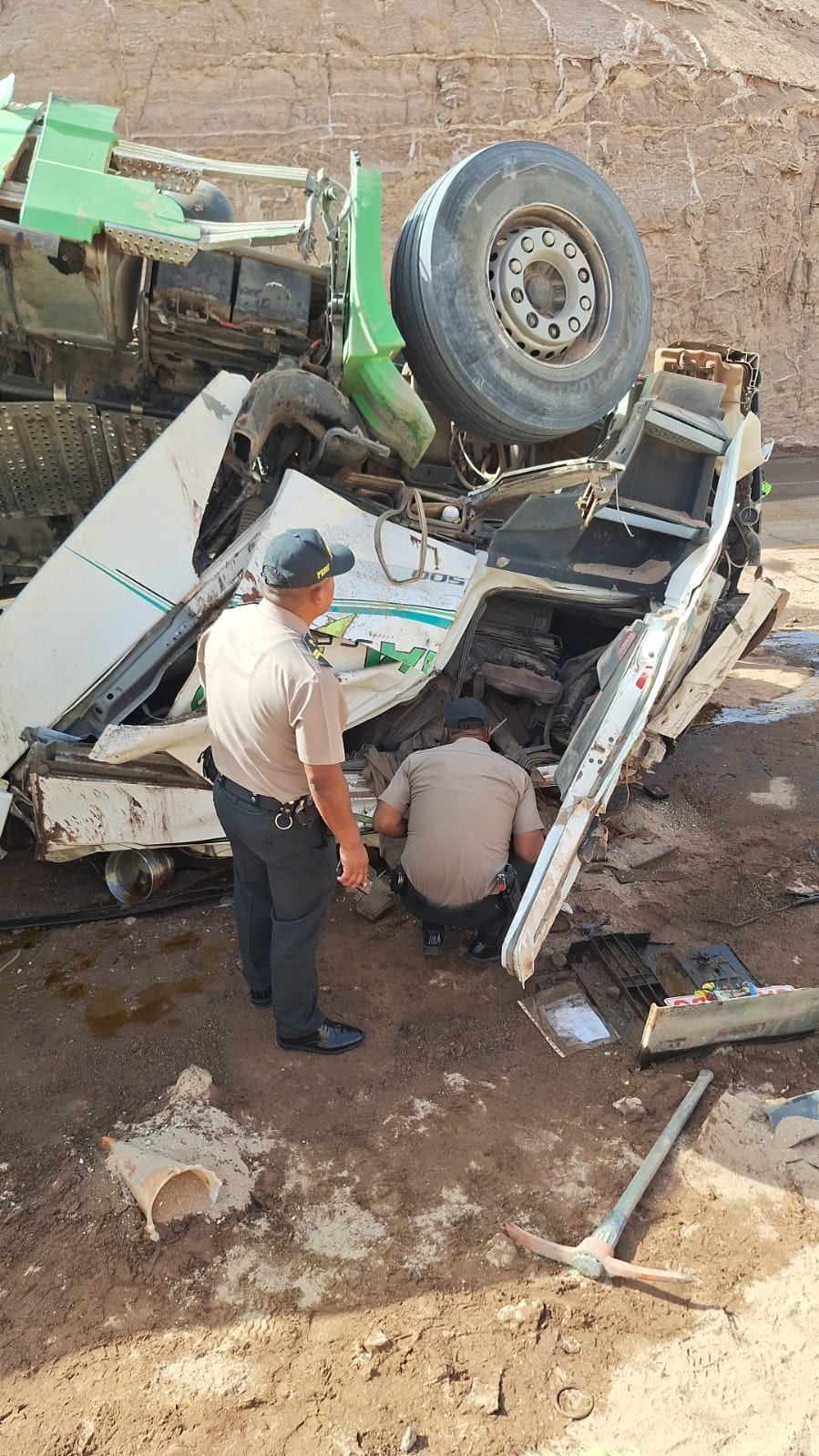 Personal trabajó arduamente para recuperar el cadáver del conductor. (Foto: Difusión)